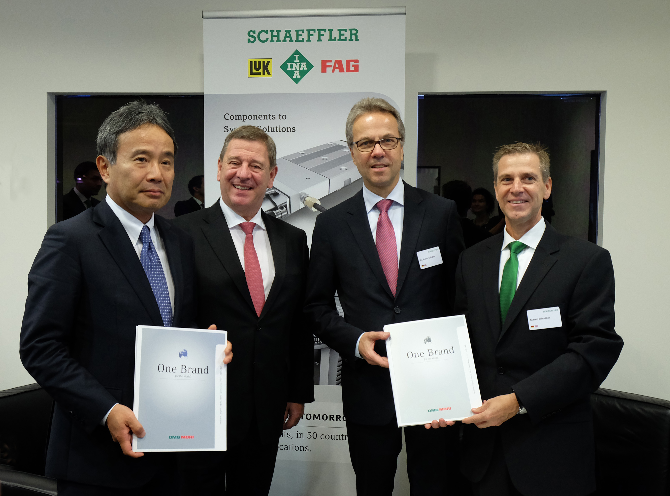 舍弗勒与德马吉森精机签署全球营销协议。从左至右：德马吉森精机有限公司首席执行官森雅彦博士、德马吉森精机股份有限公司首席执行官吕迪格&middot;卡皮察博士、舍弗勒集团工业事业部首席执行官斯特凡&middot;施平德勒博士、舍弗勒集团工业事业部制造机械事业部总裁马丁&middot;施赖伯。